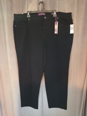 NWT Size 24W Gloria Vanderbilt Classic Black Straight Leg Jeans
